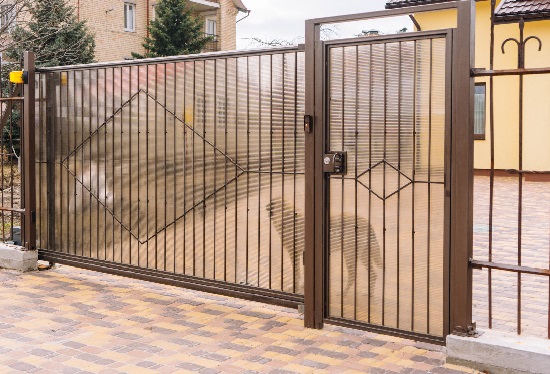 Купить ворота из профлиста с элементами ковки, с металлическими столбами в рамке или под дерево в Павловском Посаде от 152430 руб